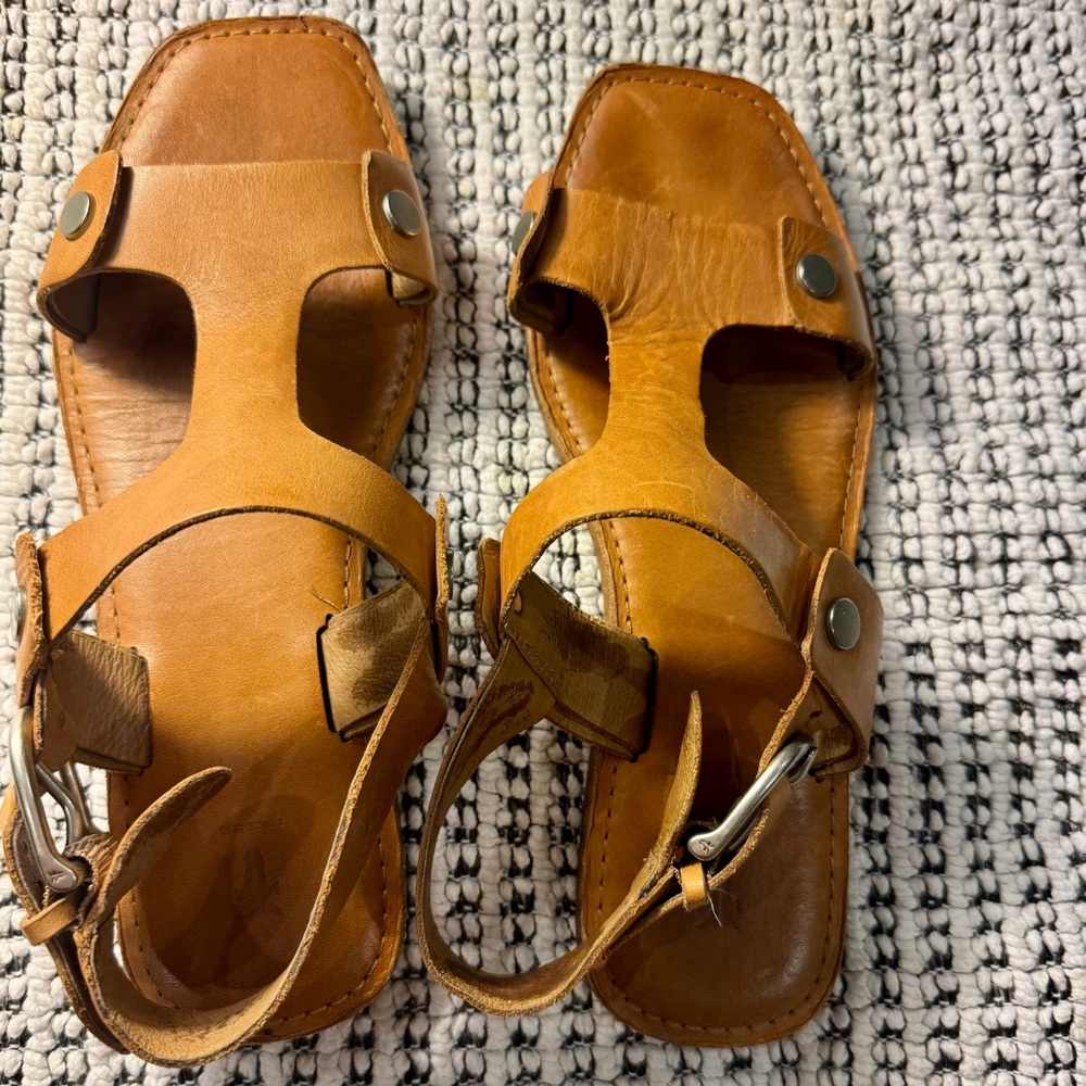Frye tan leather sandals size 9 in great condition
